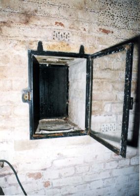 Click to enlarge Betchworth Mobilisation Centre: These lamp recesses illuminate both the magazine and magazine passage.